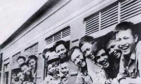 BÊN Ô CỬA NHỮNG CON TÀU THỜI CHIẾN