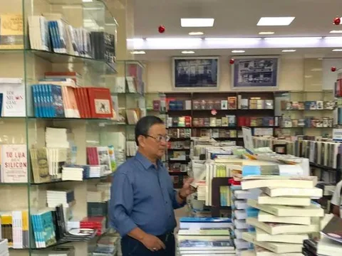 RONG RUỔI GIỮA SÀI GÒN... LẠC VÀO THẾ GIỚI TRANH CỦA NHÀ SƯU TẬP THIỀU QUANG!