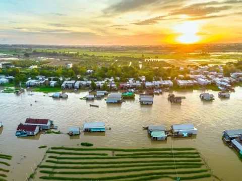 THUYỀN TRĂNG TRÊN DÒNG SÔNG ÁNH BẠC