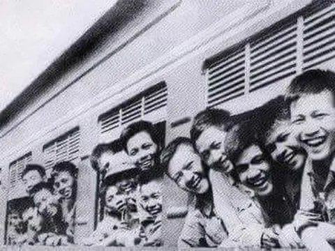 BÊN Ô CỬA NHỮNG CON TÀU THỜI CHIẾN