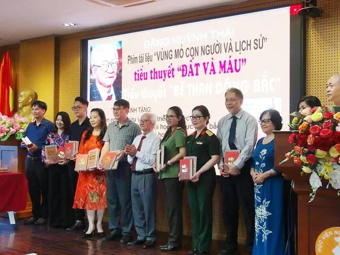 NHÀ VĂN ĐẶNG HUỲNH THÁI TRAO TẶNG CÁC TÁC PHẨM VĂN HỌC  CHO 40 THƯ VIỆN TRƯỜNG ĐẠI HỌC