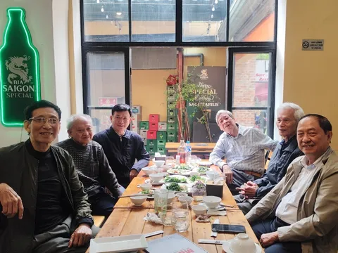 NGUYỄN THỤY KHA: NGƯỜI LỮ HÀNH LÃNG TỬ VÀ SỰ TẬN HIẾN CHO NGHỆ THUẬT